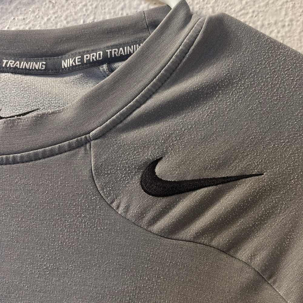 Nike Pro Training Gray Basic Shirt Size Medium - image 2